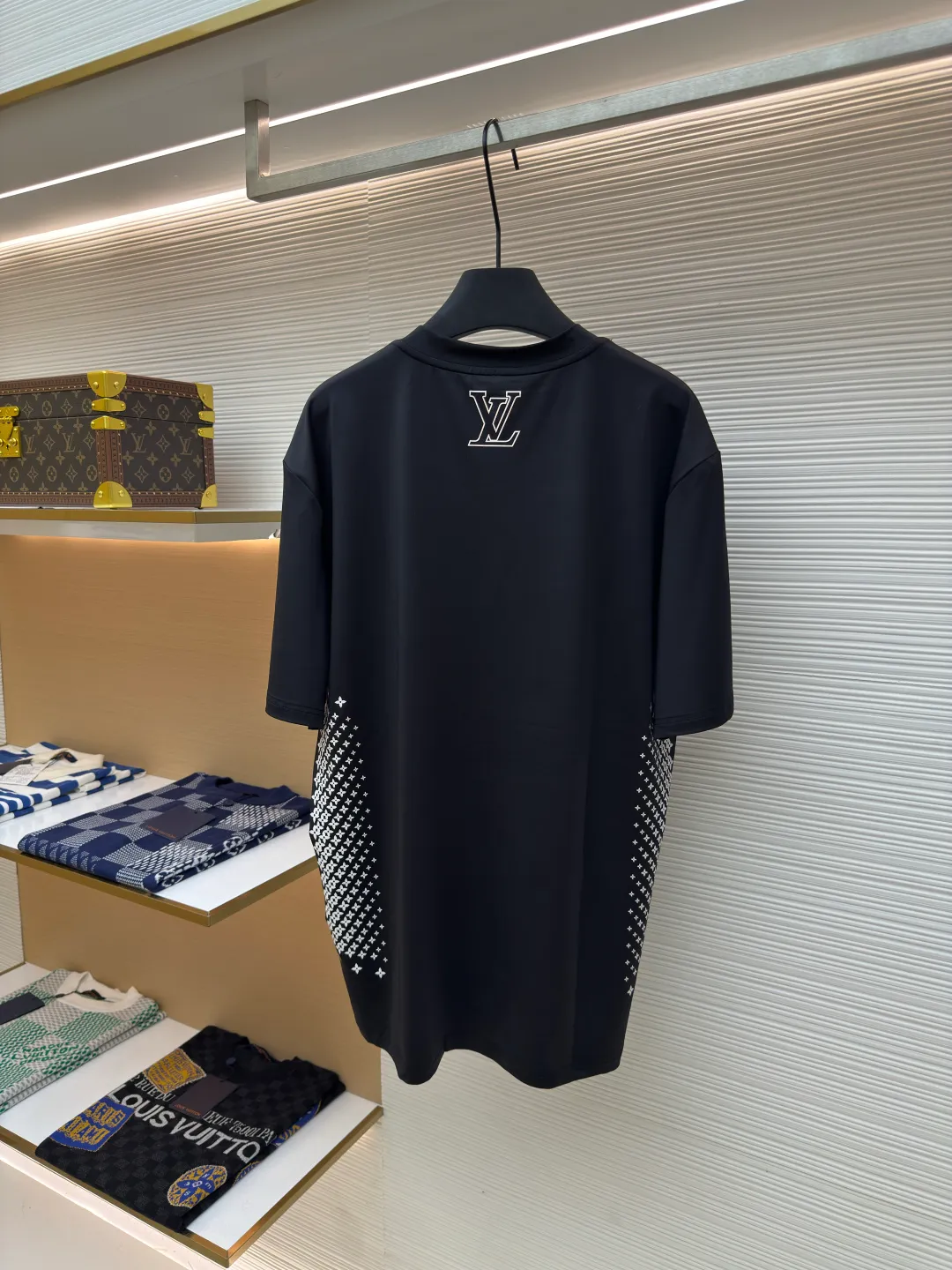 LOUISVUITTON white ink heat transfer T-shirt ●Authentic product: Purchased and developed for 8300 ●Item number: 1680106-A30 ●Fabric: nylon-ammonium blended fabric ●Technology: Printing ●Version: Fitted version ●Weight: about 235 grams ●Size: XS-S-M-L ●Description: Made of nylon-ammonia blended fabric, long-fiber high-F nylon yarn is used to weave the gray cloth. After dyeing in the vat, the surface of the gray cloth is lightly sanded to produce fine velvet. The fabric feels soft and skin-friendly. There are a total of 7 cutting pieces on the front and back sleeves, which are used for positioning heat transfer technology. Korean heat transfer lettering film material is used, and the Y version is traced to make the pattern. The back collar overlock webbing is customized with a double-layered letter jacquard process made of cotton. The overall wiring is straight and delicate, the fabric is comfortable and soft, and the color is consistent without color difference. It can be matched with the same style to create a fashionable look and control various occasions. Customized accessories, complete with three standards, same style for men and women!